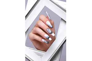 Creative gradient design of nails on
