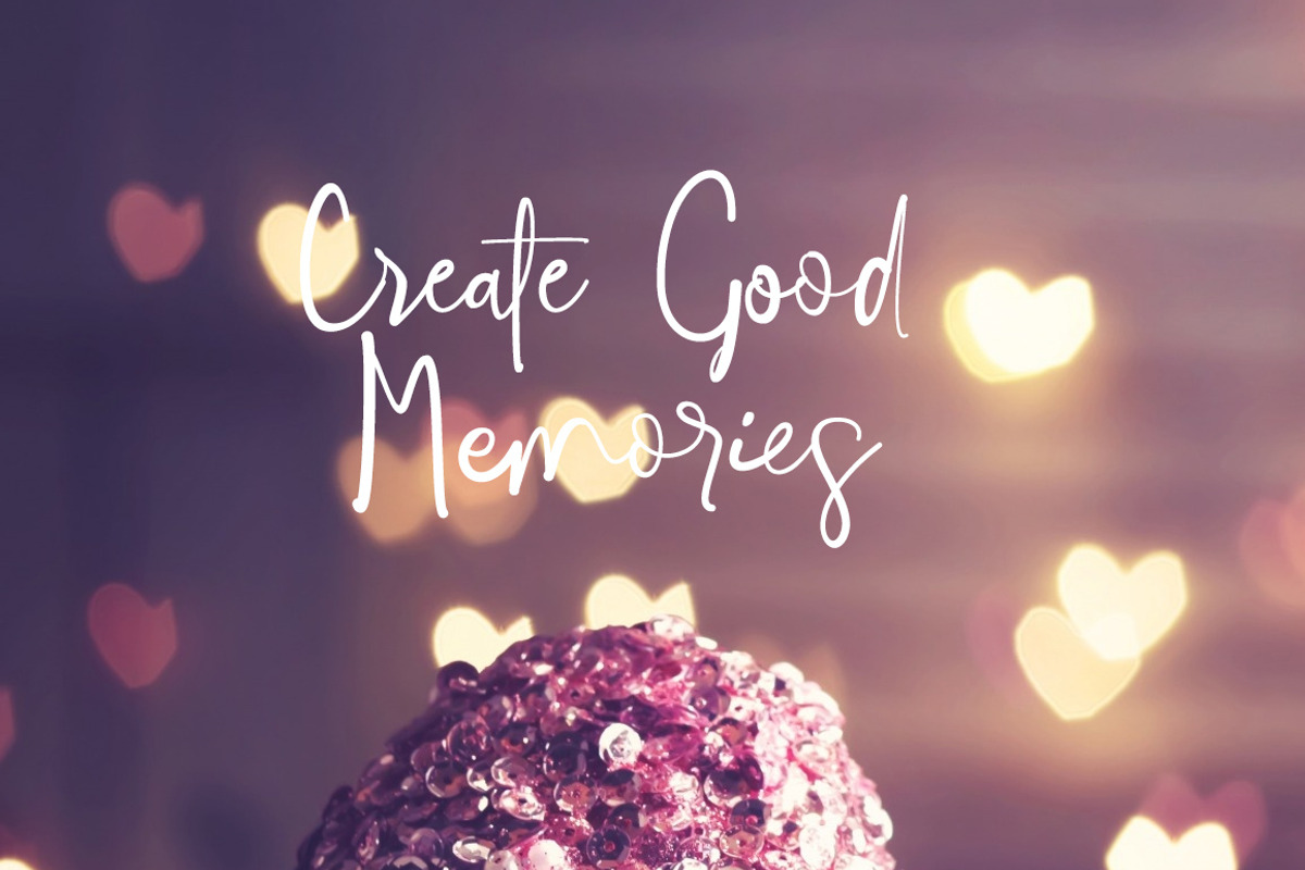 Einson Script Font preview 3