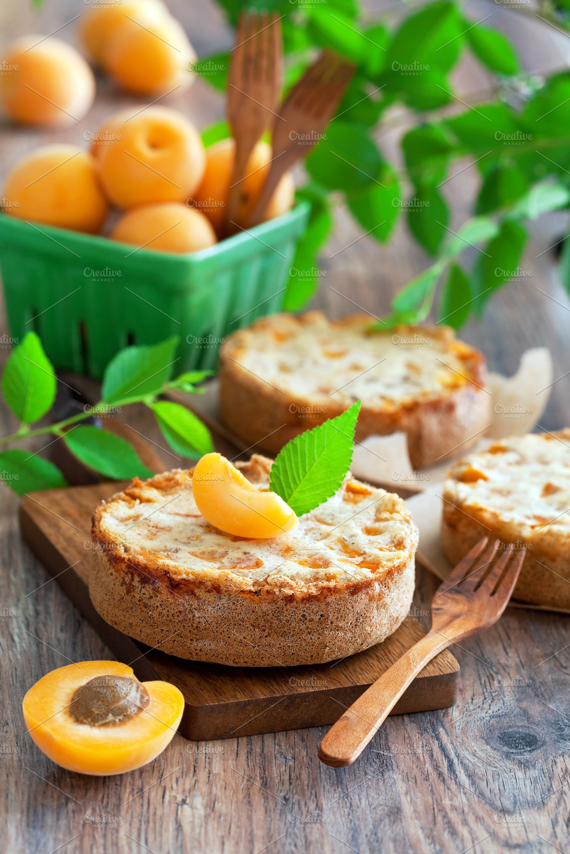Mini cake containing summer, apricot, and green
