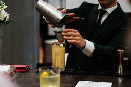 Preparation of a delicious cocktail based on juice and fruit.