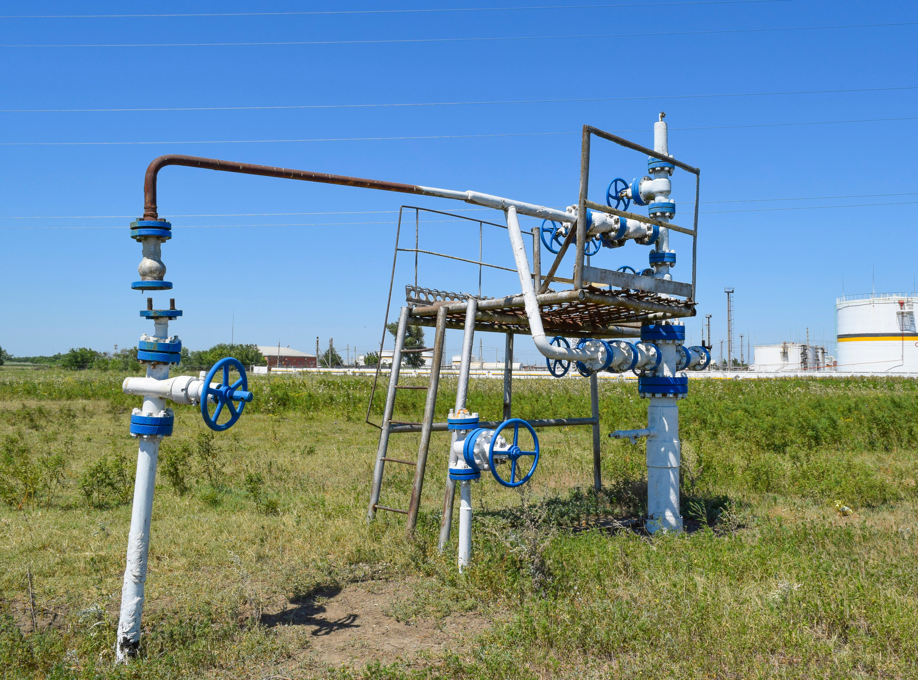 Well for water injection into the reservoir maintaining reservoir ...
