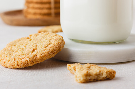 Oatmeal cookies with milk