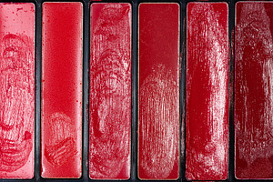 A close-up of the palette with six compartments filled with red, a Beauty & Fashion Photo by ndanko