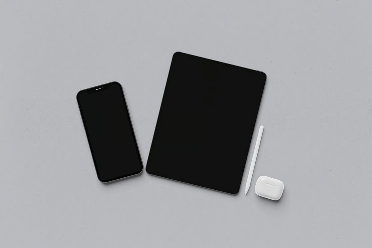 Tablet & Phone Pro Mockup, an iPad Mockup by Se٧enStudio (Photo 2 of 2)