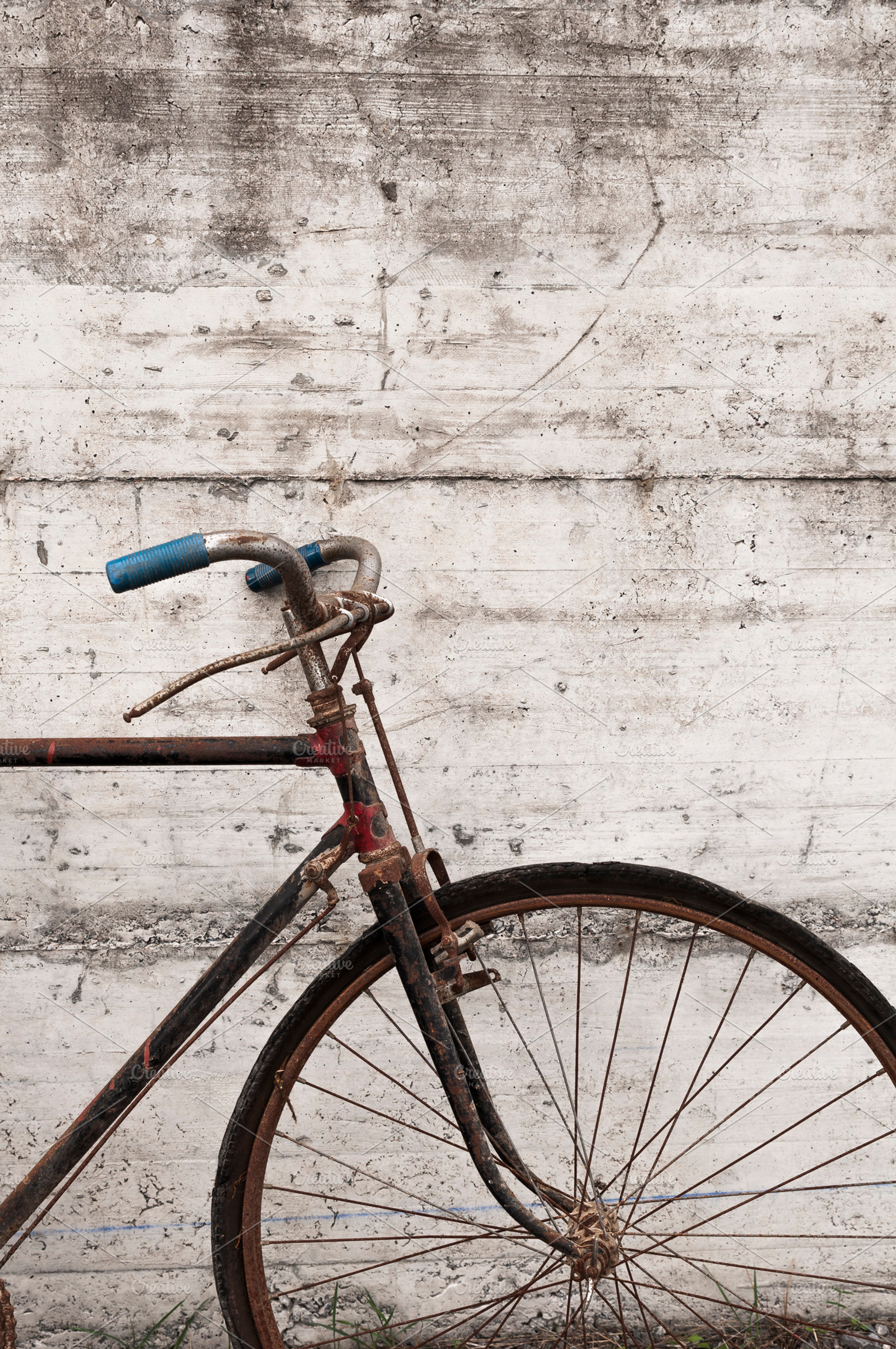 Antique or retro oxidized bicycle stock photo containing outdoor and transport, a Transportation Photo by Irantzu Arbaizagoitia