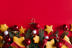 Festive holiday flatlay with Christmas gingerbread cookies, red, a Photo by Sonjachni