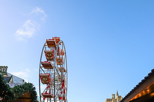Ferris wheel turning at a Christmas market in Oxford, England, against a clear, a Photo by Studio ANNA