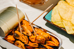 beer, mussels and potato chips appetizer