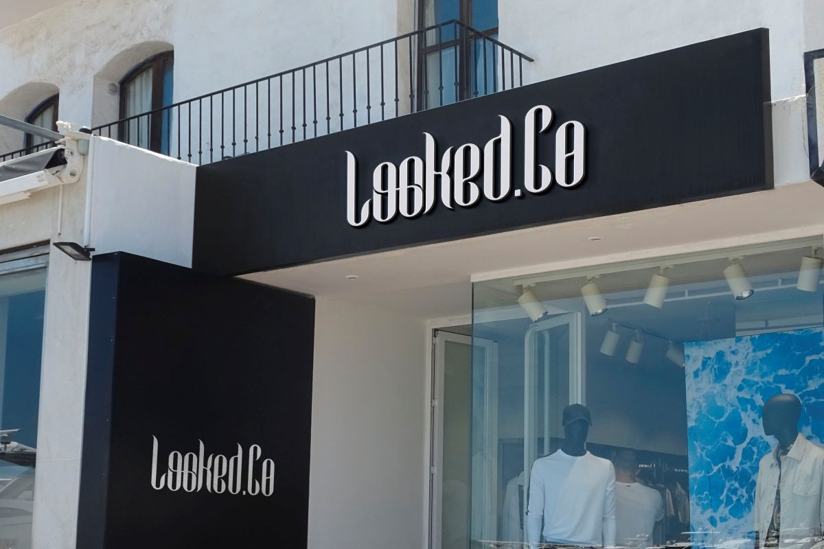 Looqie | Beauty Display Font, a Script Font by Gilar Studio (Photo 6 of 13)
