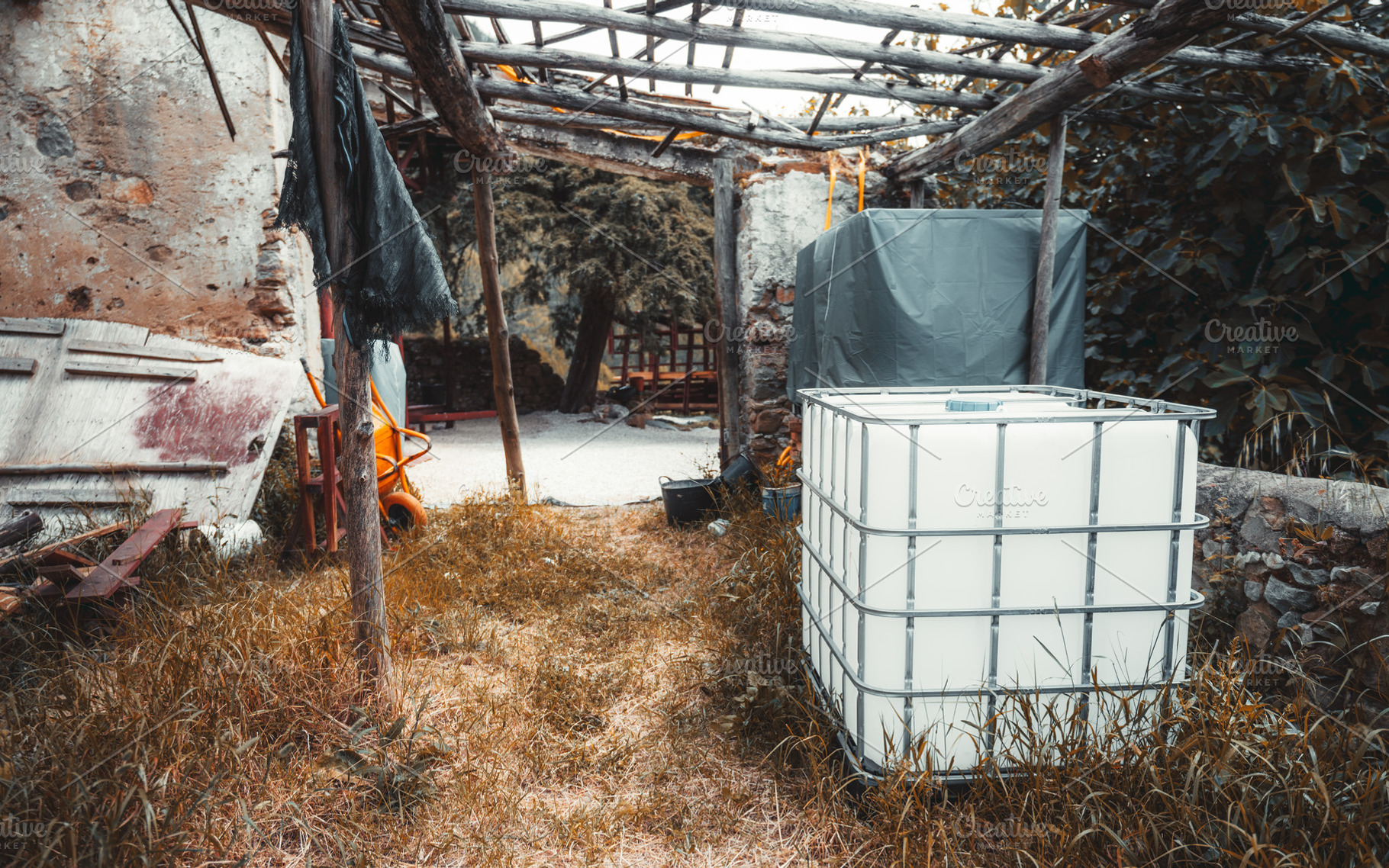 Rustic yard with water tank, an Industrial Photo by SkyNext