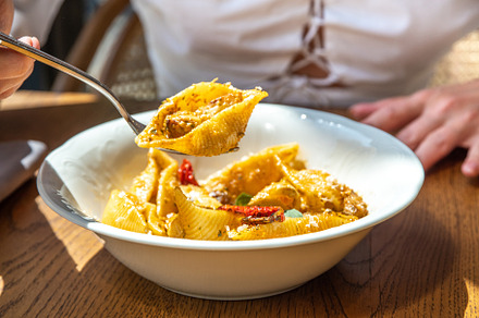 Close-up photo girl eats pasta at restaurant, a Food & Drink Photo by Rimma