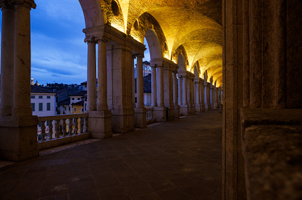 Vicenza downtown, open gallery of the Basilica Palladiana, an Architecture Photo by Bepslabor