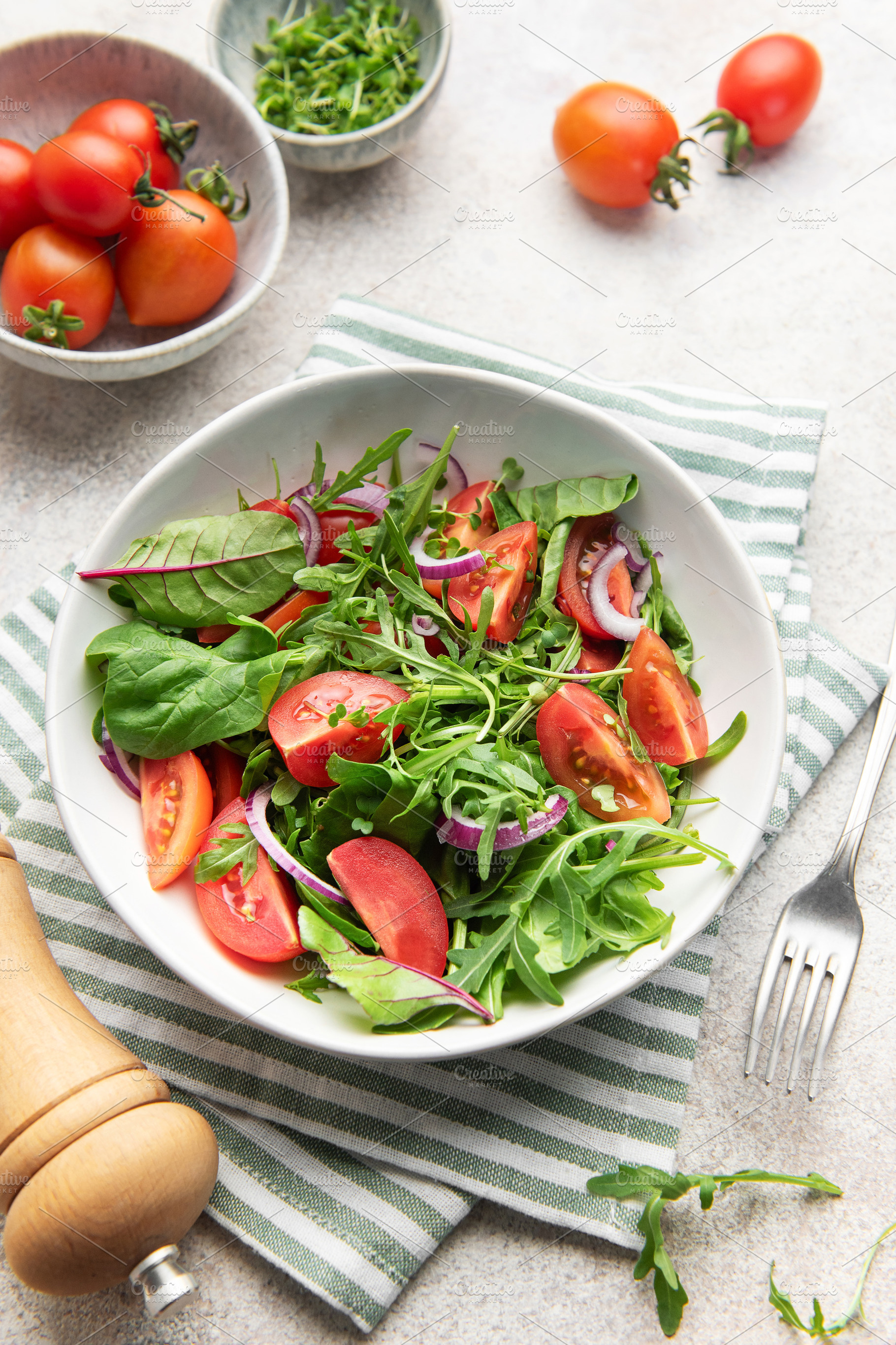 Fresh green salad with tomatoes and arugula, a Photo by Olena Rudo
