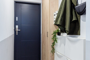 Corridor with small wardrobe.