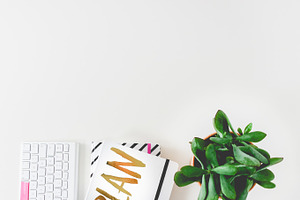 Flatlay Feminine desk iMac Plant