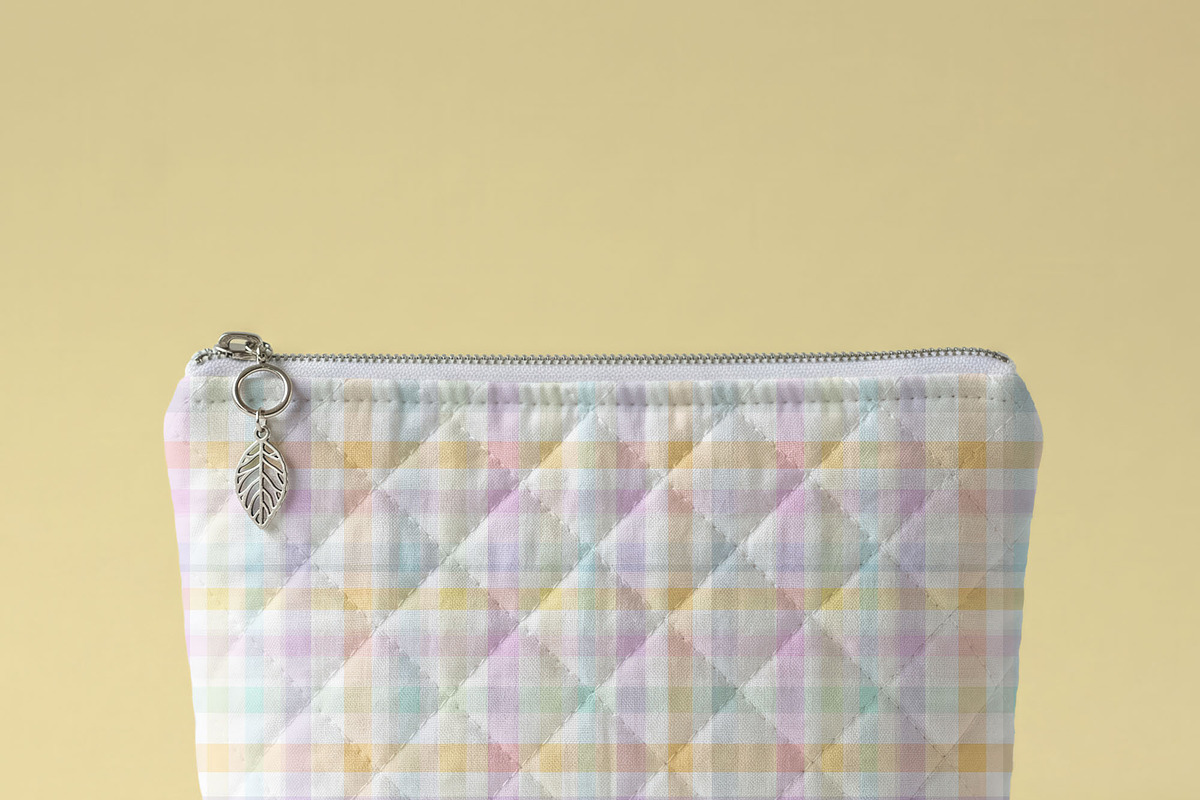 Quilted Cosmetic Bag Mockup PSD, a Household Mockup by 1001 mockups (Photo 7 of 10)