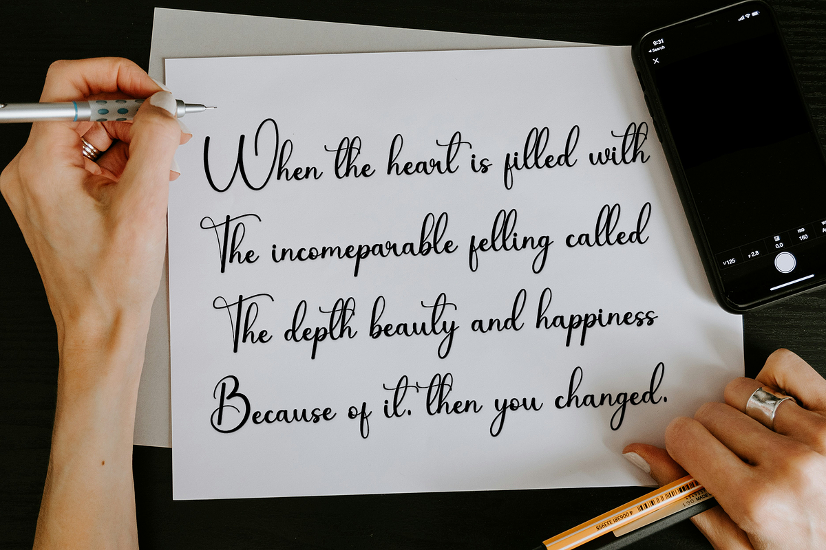 Clamshell, a Handwritten Font by InermediaSTUDIO (Photo 2 of 7)