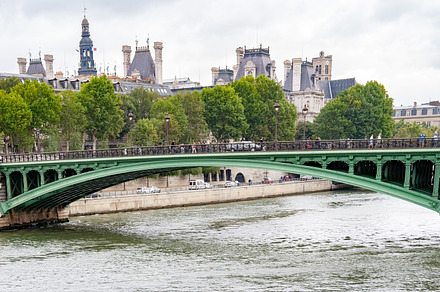Walking and sightseeing in Paris