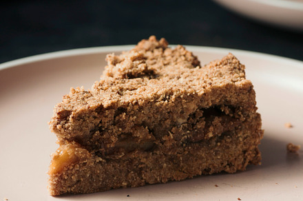 Vegan apple crumble pie. Food photo.