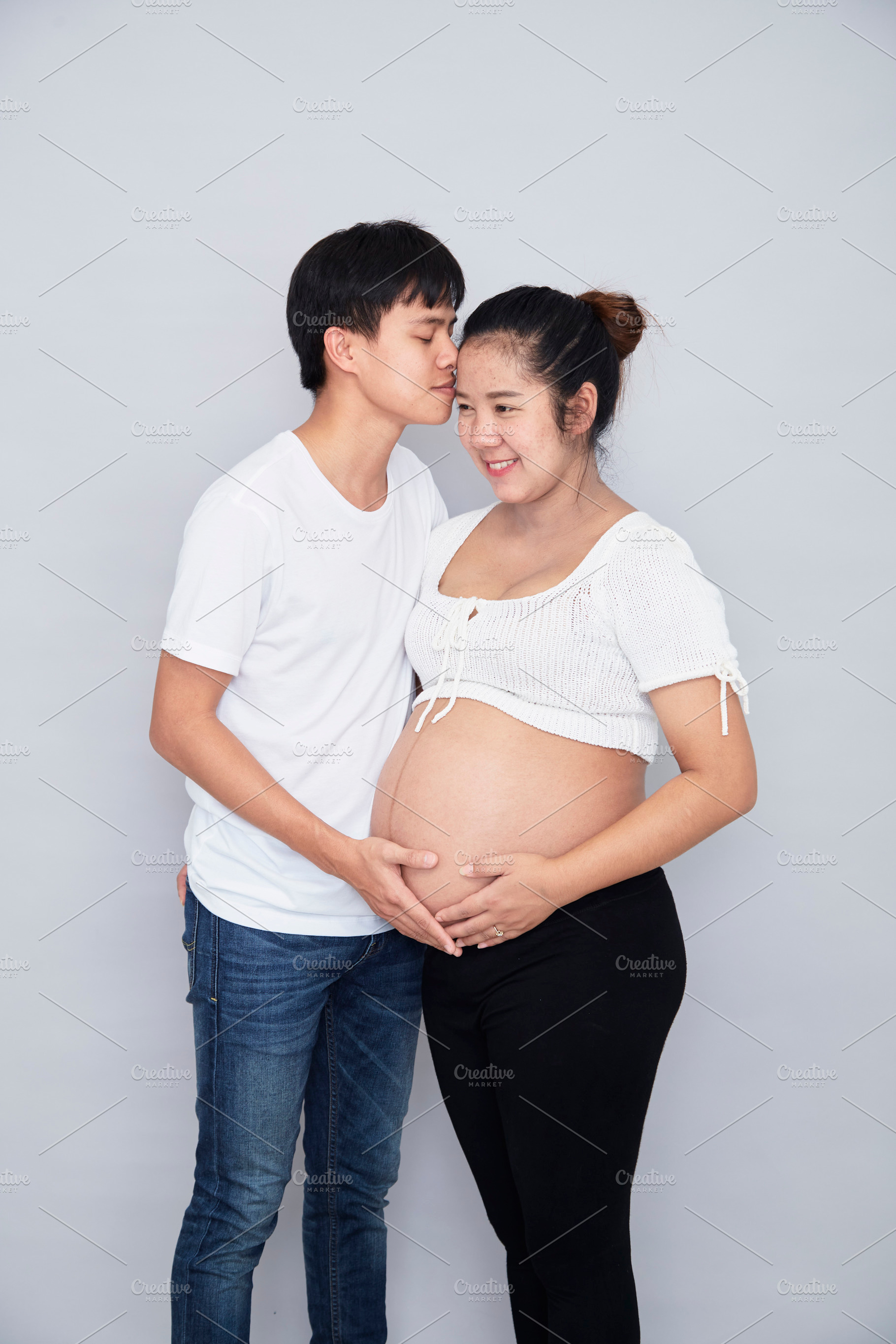 portrait of a happy pregnant wife with her husband, a Background Photo by 1981 Rustic studio kan