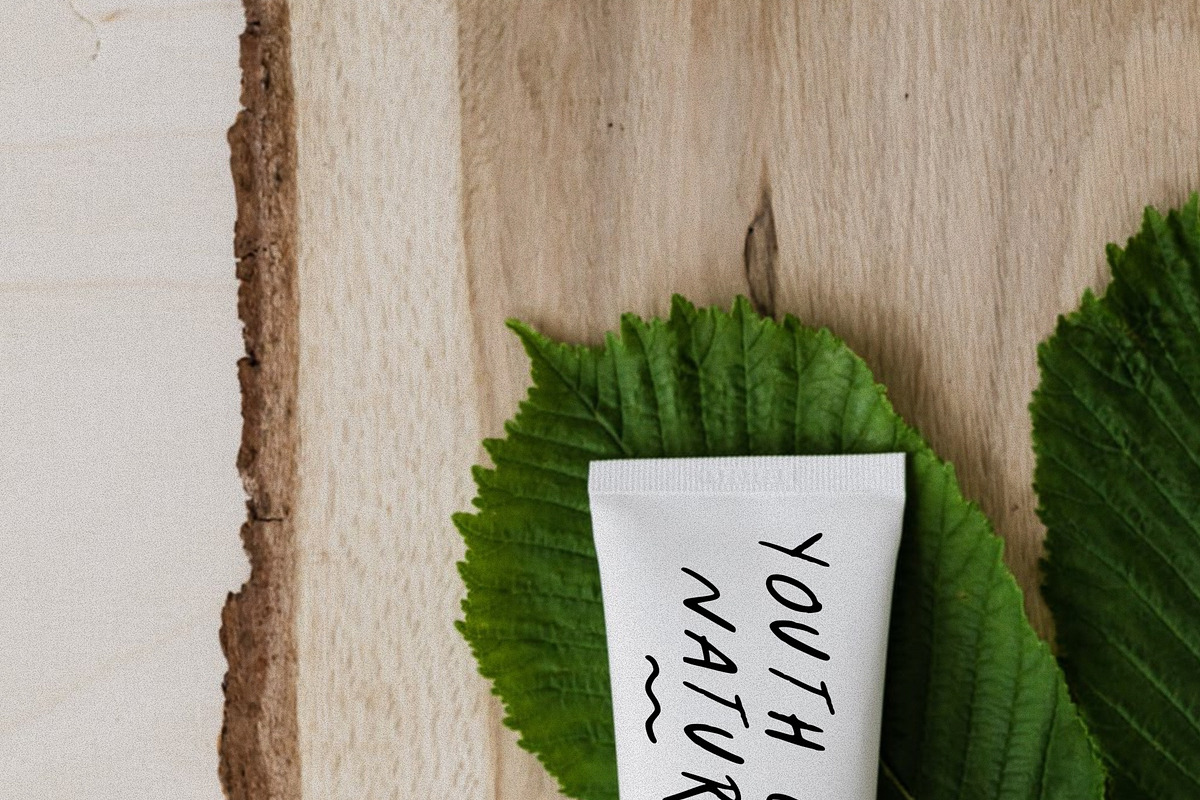 Wisteria - A Handwritten Font, a Handwritten Font by Hannah Nolloth (Photo 4 of 4)