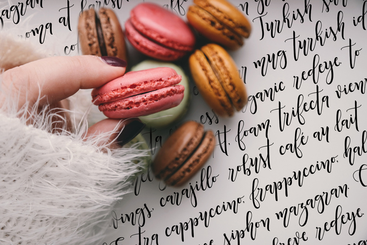 Amapola script font preview 2