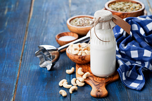 Raw vegan cashew milk