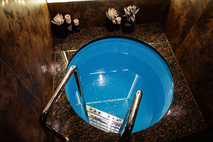 Elegant indoor plunge pool with granite surroundings and modern design, a Photo by AS photostudio