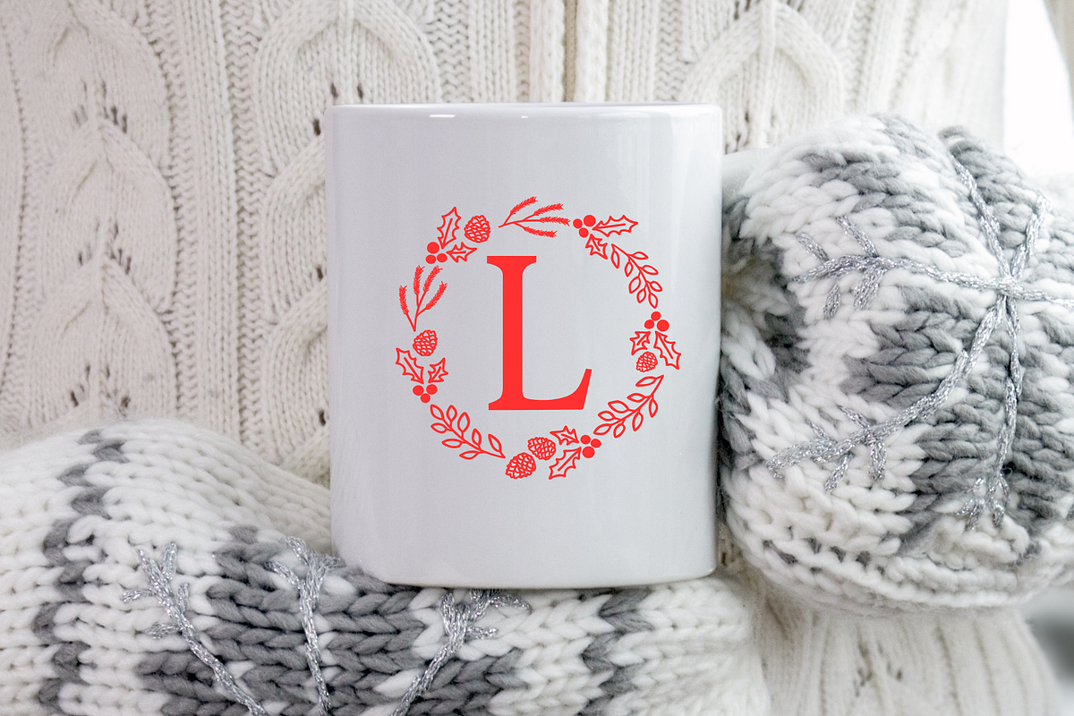 Chrismas wreath, a Symbol Font by Petal Pixels (Photo 8 of 9)