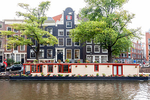Traditional Amsterdam canal house, an Architecture Photo by BOOCYS