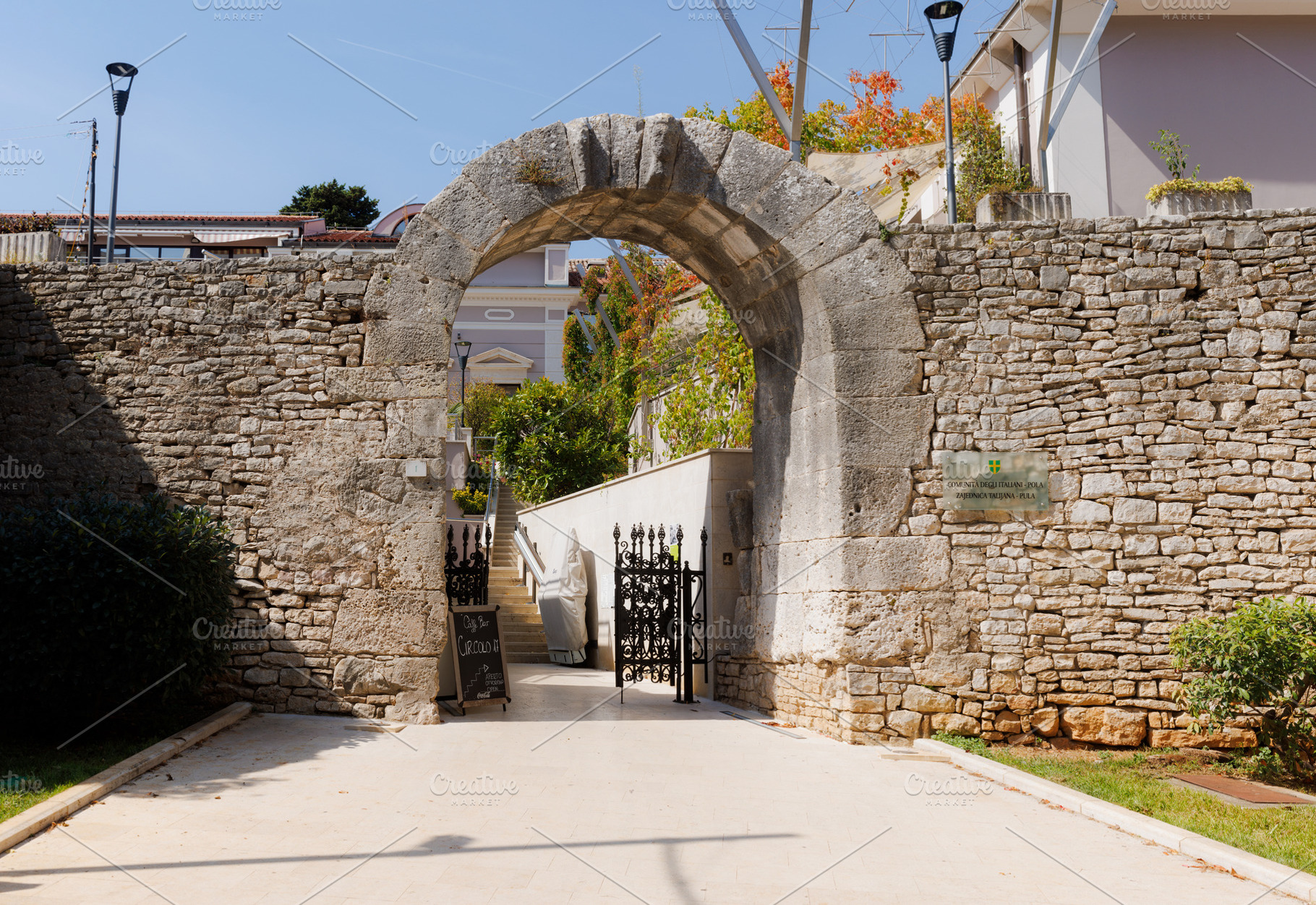 Entrance arch of the Italian Community Club in Pula, Croatia, an Architecture Photo by Bepslabor