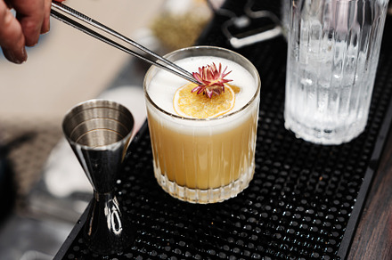 Preparation of a delicious cocktail based on juice and fruit.
