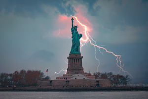 Lightning strikes the Statue of Liberty, a Photo by Pictures for you!!!!!!!!!