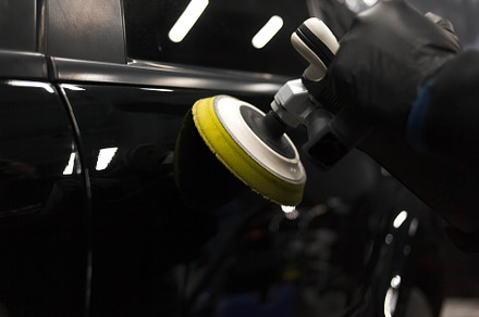 Car body polishing process, a Photo by borodai94