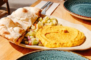 curry hummus with warm naan bread and salad, a Photo by Nito