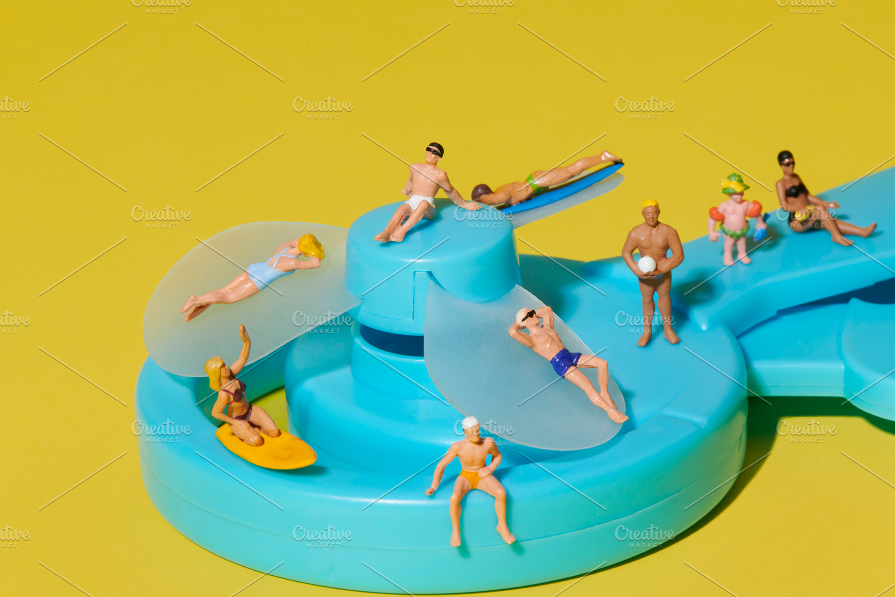 beachgoers on top of a hand-powered fan, a Photo by Nito