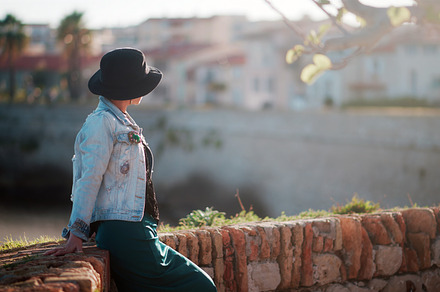 Tourist woman wearing black hat posi