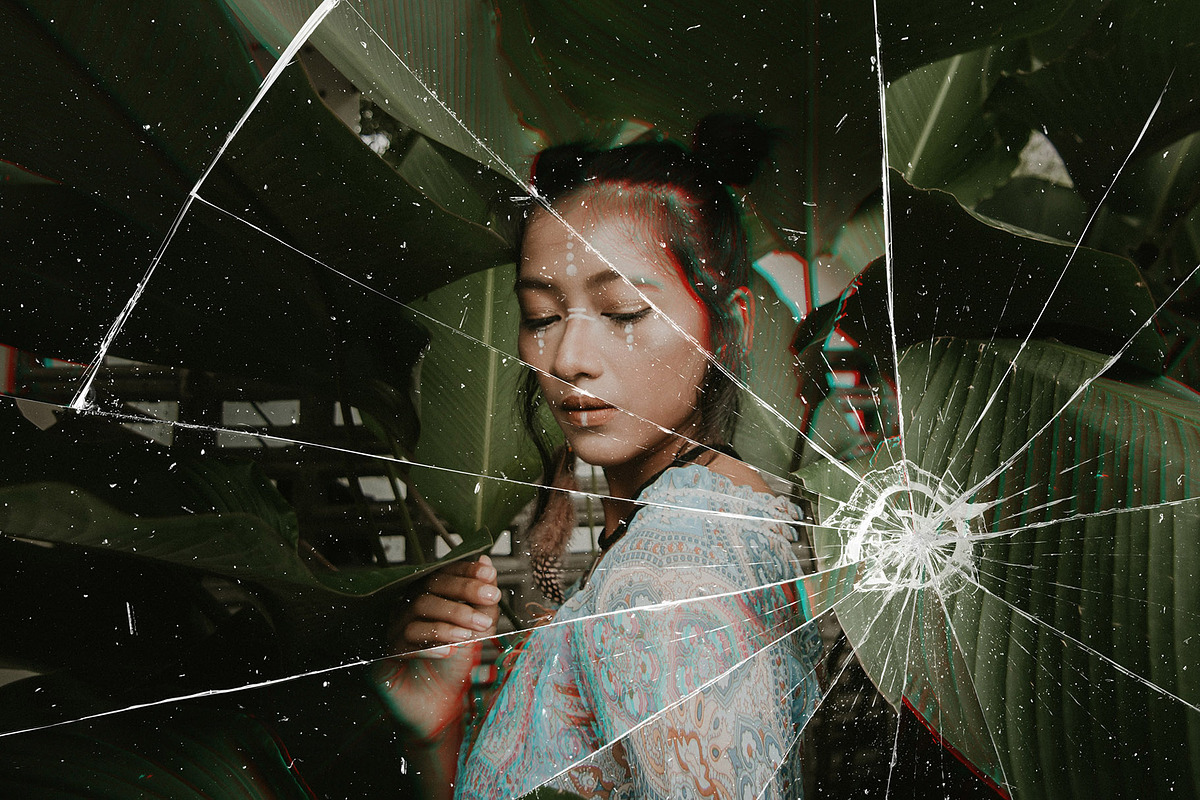 Cracked Screen Photo Effect, a Layer Style Add-On by Design Squad (Photo 2 of 5)