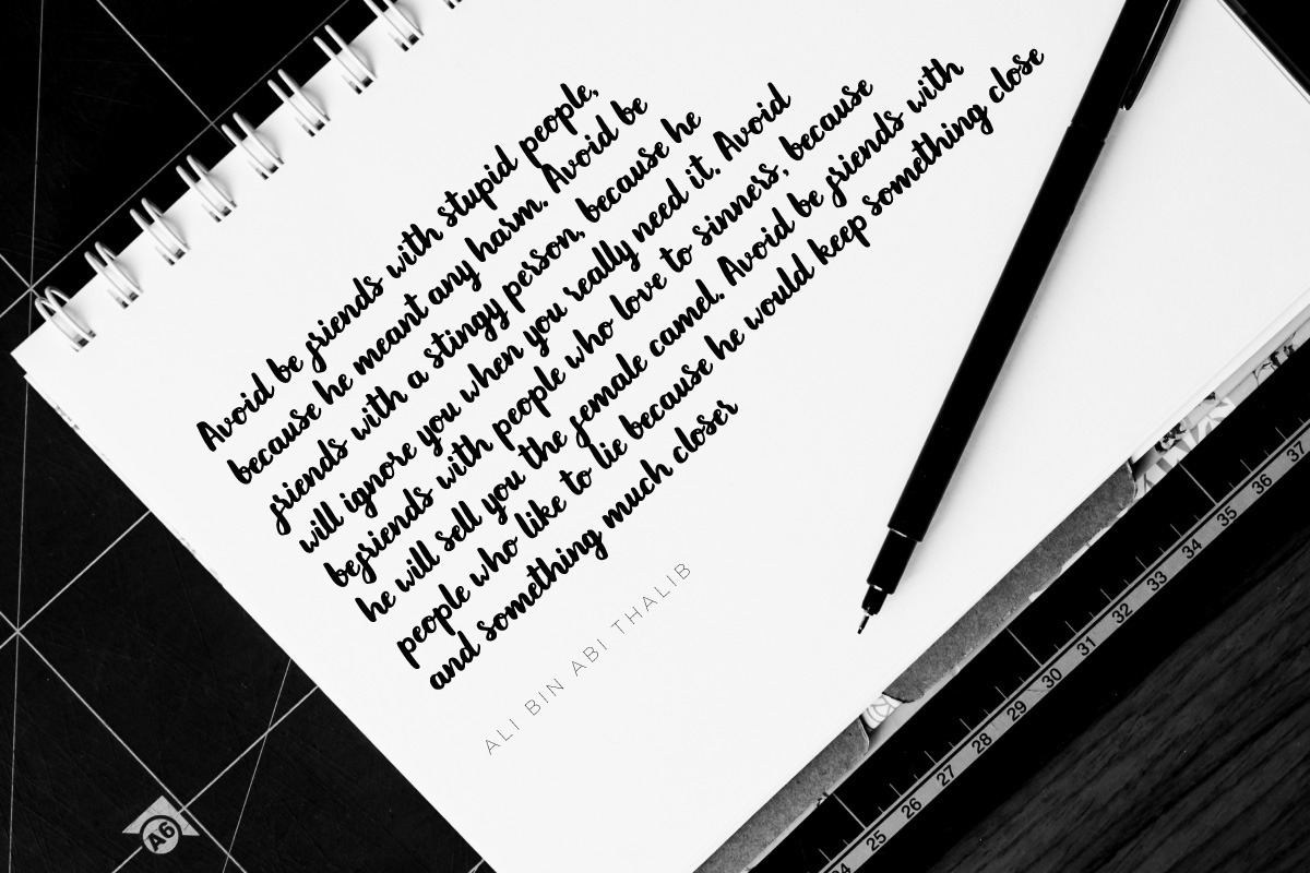 Poligon, a Script Font by Kang1993 (Photo 5 of 6)