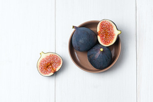Fresh figs on wooden planks