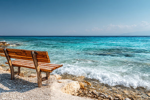 Wooden bench by the sea with clear, a Photo by Pavel_design