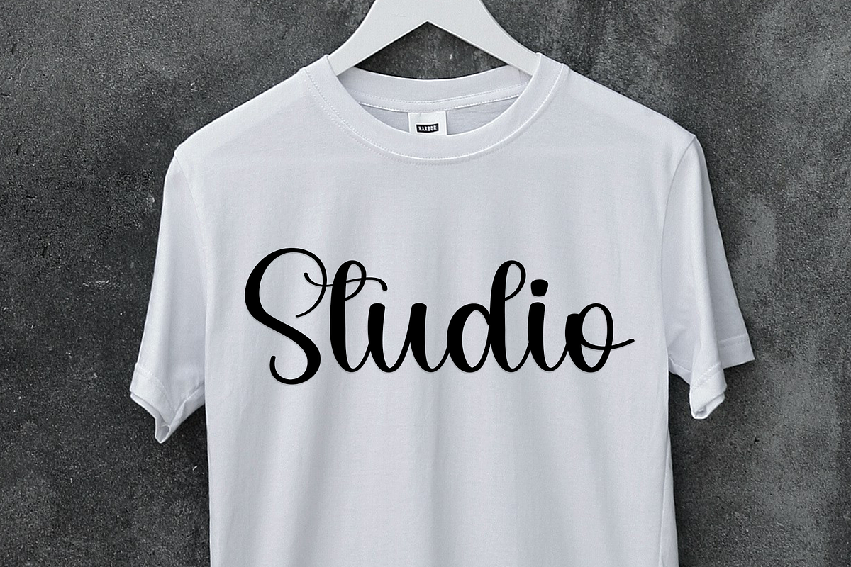 Delighted, a Handwritten Font by InermediaSTUDIO (Photo 2 of 8)