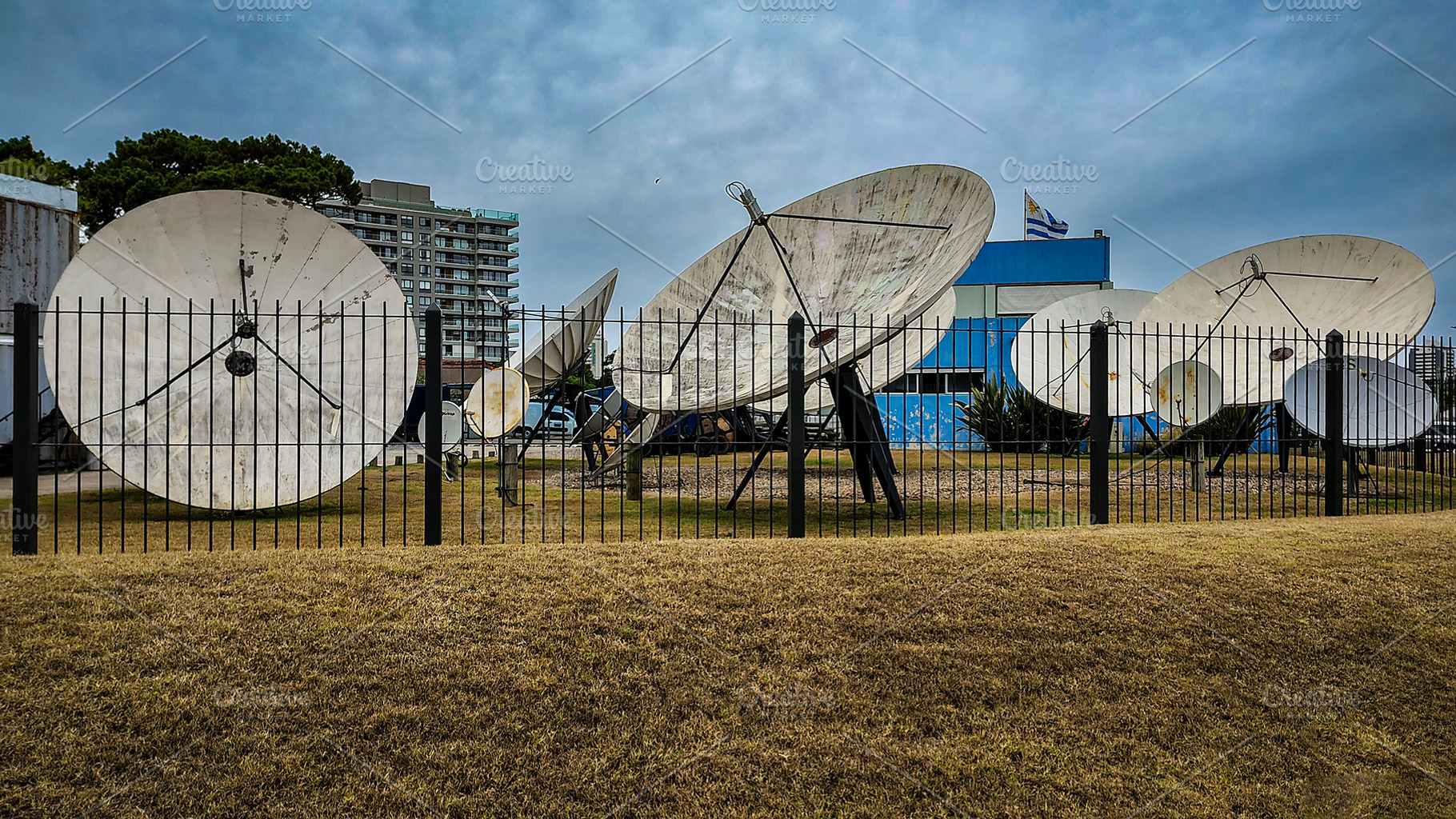 Satellite dishes in a field ground, punta del este, uruguay, a Technology Photo by DanFLCreativo