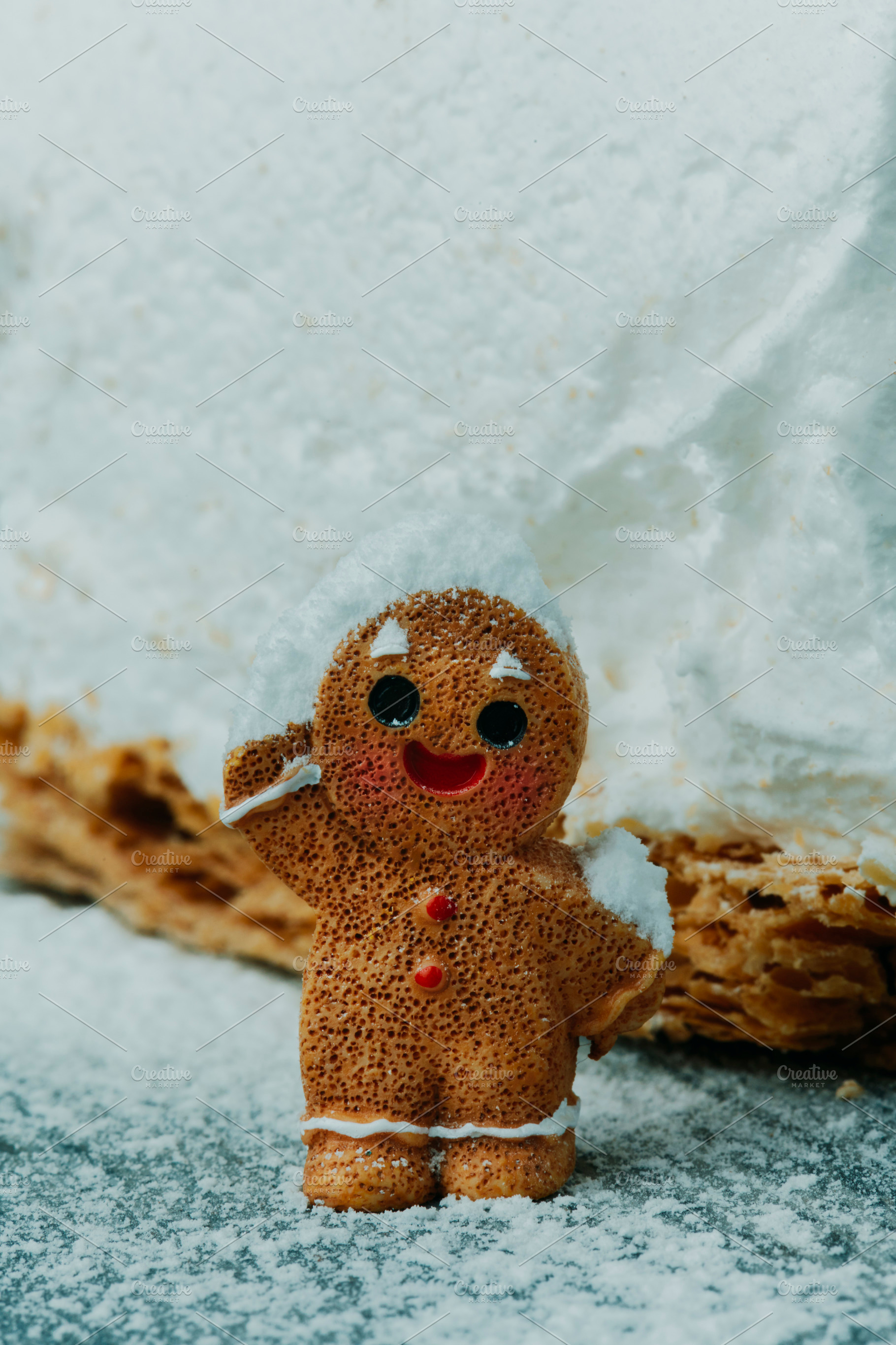 close view of smiling gingerbread man, a Photo by Nito