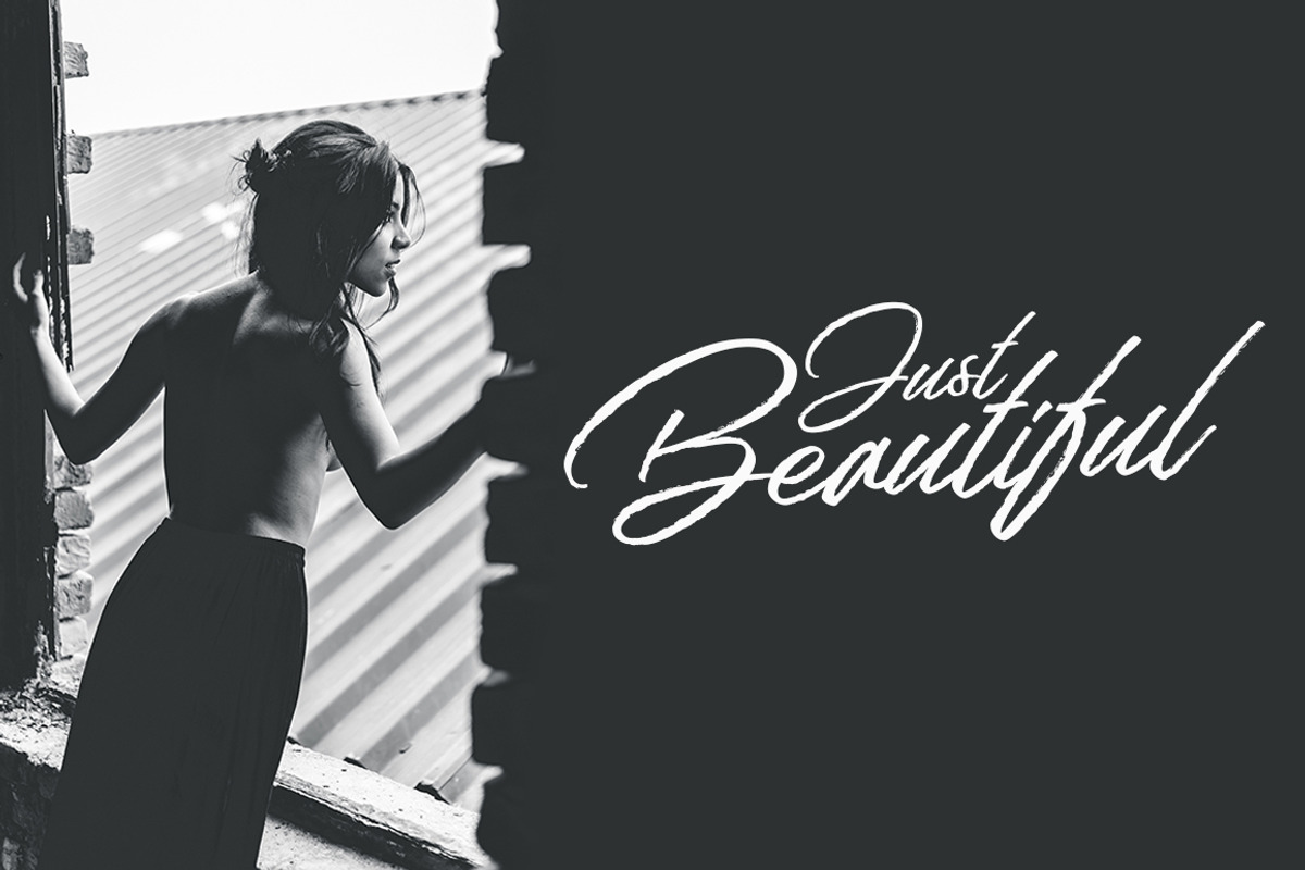 Welinedion, a Script Font by Aantebas (Photo 2 of 5)