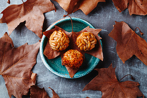 Catalan panellets with pine nuts and almonds, a Photo by Nito
