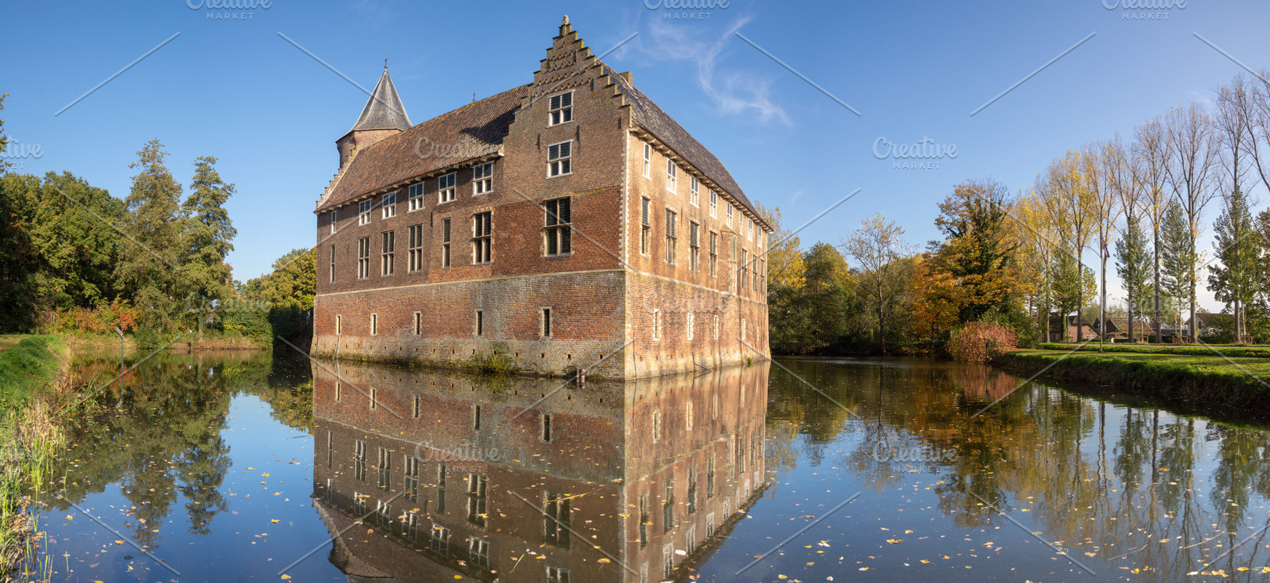 Dussen castle in autumn, an Architecture Photo by John Stuij Photography