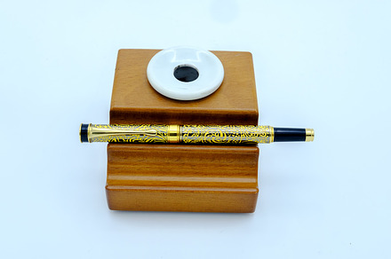 Fountain pen and inkwell 