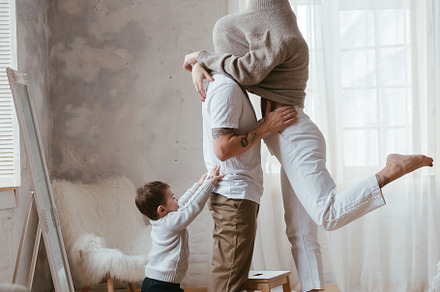 Dad and mom play hide and seek with