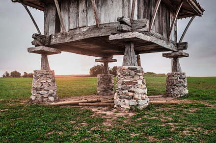 Hórreo, traditional granary typical, an Architecture Photo by Perpis